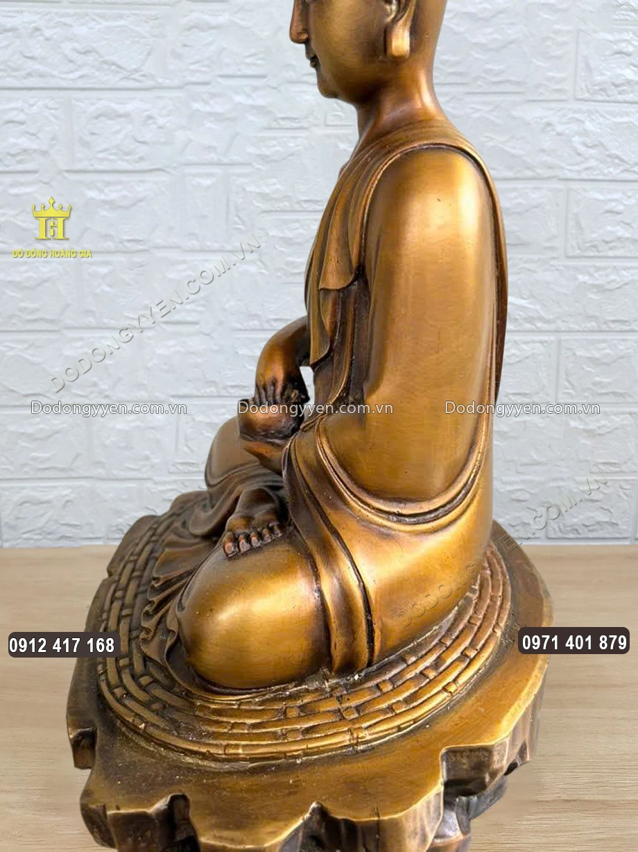 To&agrave;n bộ bề mặt bức tượng được l&agrave;m m&agrave;u uy nghi&ecirc;m, cổ k&iacute;nh